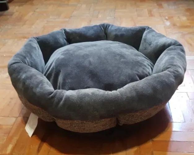 Cama fofinha de veludo para pet, comporta gatos ou doguinhos pequenos