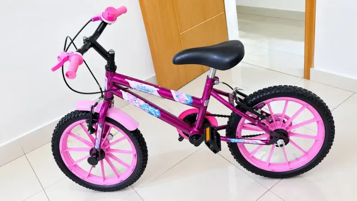 Bicicleta infantil, nova pouquíssima utilizada.mitivo.viagem pra sair rapido