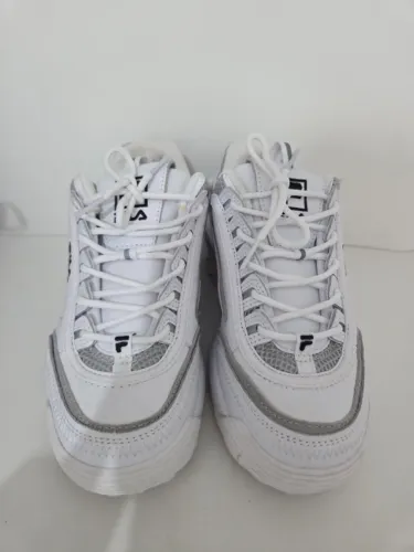 Tênis Fila Disruptor II EXP femininos na cor branca com detalhes em cinza