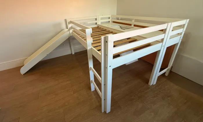 Cama infantil Casatema elevada com escada - ótimo estado