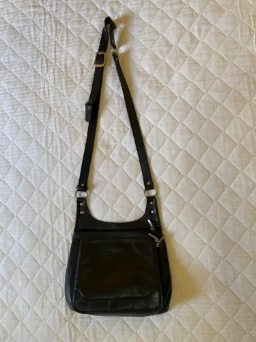 Bolsa preta transversal em couro bovino