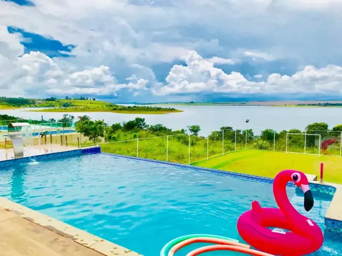 Sobrado piscina borda infinita com vista pro lago Corumba IV pra locação & venda