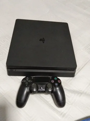 Vende-se Playstation 4 (PS4) + 2 Jogos (Resident Evil 7 e God Of War 4)