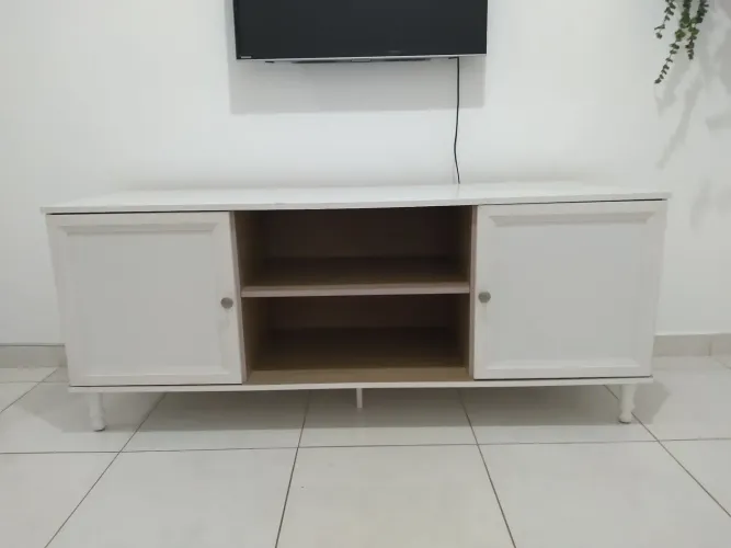Aparador rack 2 portas , 3 prateleiras, pés torneados, cor branco