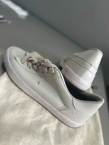 tenis.reserva cor off white basico para o dia a dia usado somente 1 vez muito novo N:41