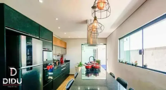 Preço de Oportunidade!! Sobrado 375m², 4 Dormitórios, 2 suítes, 7 vagas no Jardim Vila For
