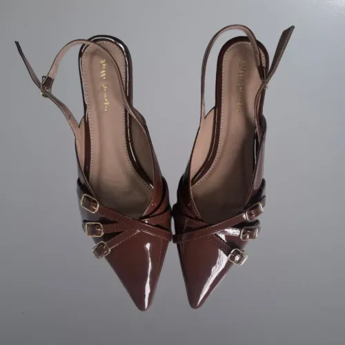 sapatilha bico fino alongado, estilo scarpin sling back, com fivelas. cor marrom. tam 37