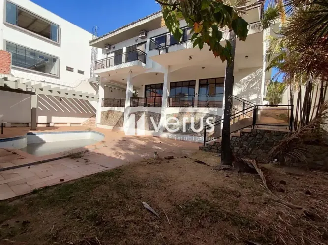 Casa de alto padrão no bairro Morada da Colina, com aproximadamente 700 m² de área constru