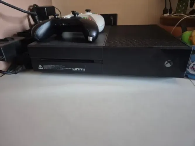 Xbox one 500gb + 2 controles e 19 jogos