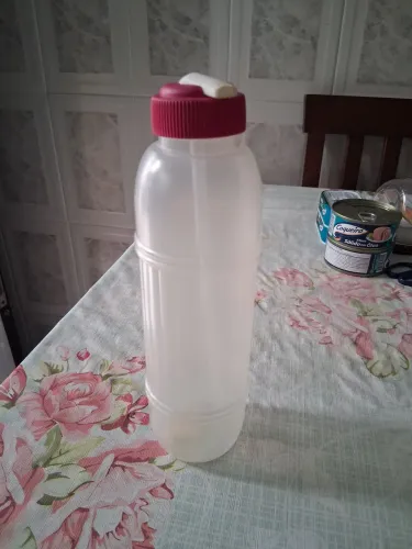 Pote de líquidos com canudo
