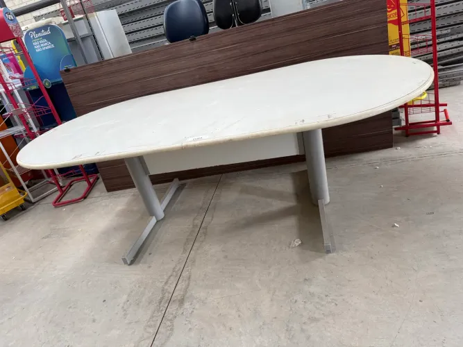 Mesa de reunião usada
