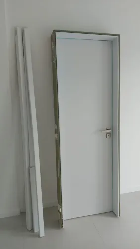 Vendo porta interna nova completa. 400 reais.