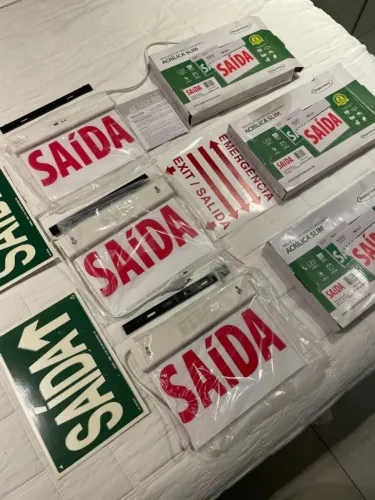 Kit 3 Placas Sinalização Saída de Emergência Acrílica (com caixa e todos os acessórios)