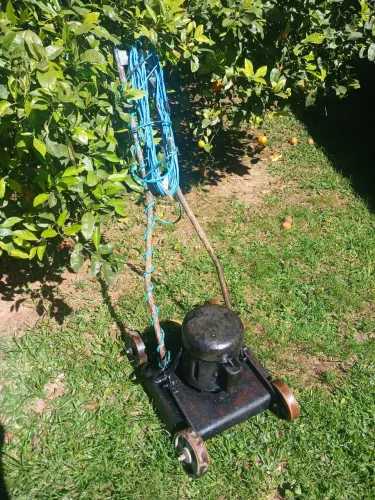 Maquina tipo carrinho antiga p/ grama