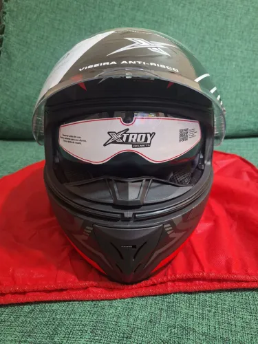 Capacete com óculos interno 56