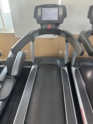 Esteiras life fitness