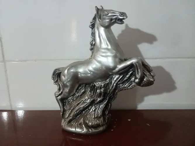 Vendo enfeite de cavalo feito de gesso