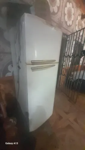 Vendo essa geladeira topíssima bem conservada para vender logo valor 800