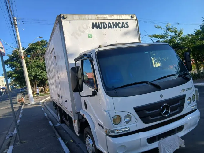 Caminhão baú Accelo MB 1016