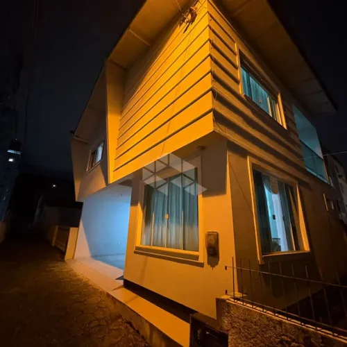 Casa para alugar mobiliada com 2 quartos e 100m² em Coqueiros