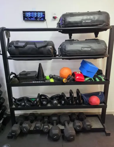 Rack de halteres em aço reforçado, estrutura firme e profissional.