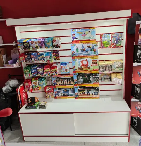 Estante com expositor canaletado para produtos