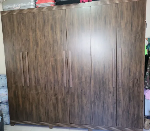 Vendo Guarda-Roupa 6 portas Amadeirado-Apenas 9 meses de uso