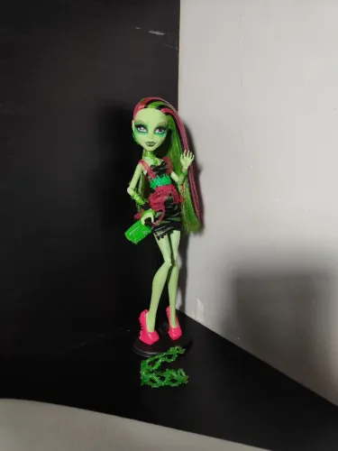 Boneca Monster High Venus McFlytrap Zombie Shake G1