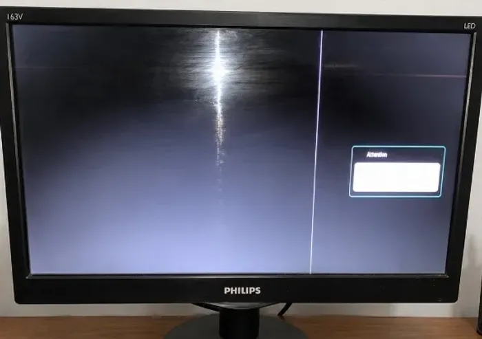 Monitor Philips 15.6? LED VGA - Funciona - Com Detalhe na Tela
