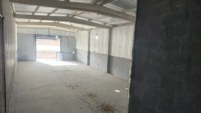 Galpão 340m2 c mezanino, pátio, condomínio fechado em Pirajá.