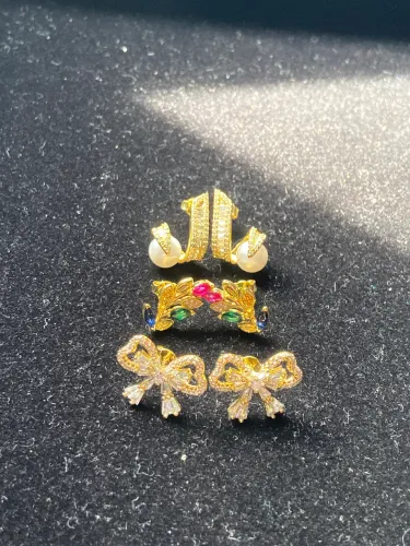 Kit com 3 brincos cravejados banhados a ouro 18k de luxo para festa