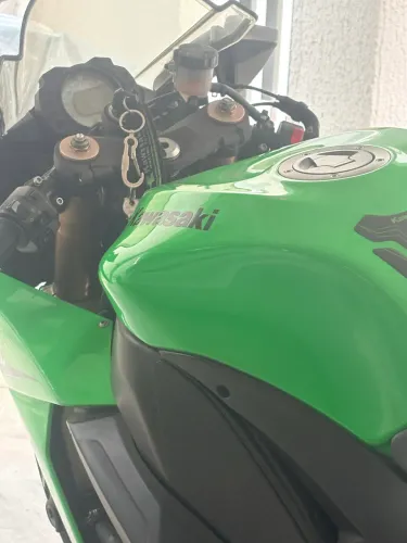 Abaixo da tabela , moto de alta cilindrada 