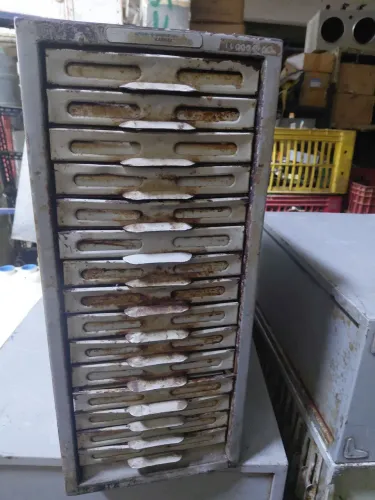 Arquivo de fichário industrial marca kardex anos 40,50,60 vintage. No Estado das fotos 