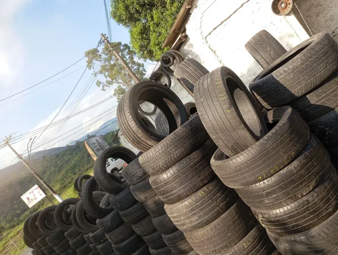 Pneus atacado para borracharia . Quantidade minima 30 pneus 50 reais cada ,