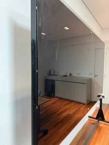 Lousa de Vidro Preta 2,00 x 1,20m com Suporte de Rodinhas - Estado de Nova