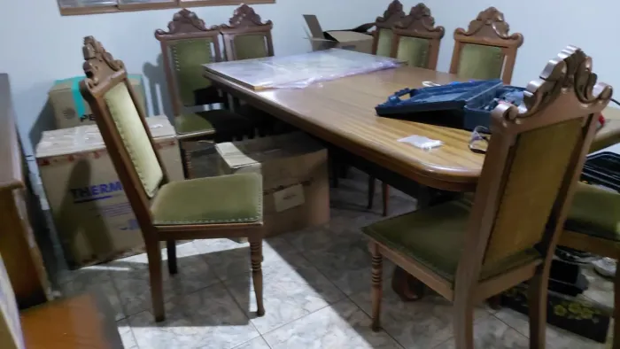 Mesa de Madeira com 8 Cadeiras