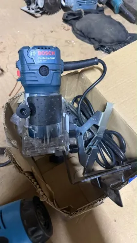 Tupia manual 550 watts com pinça de 6 mm e 1/4" - GKF 550 - Bosch