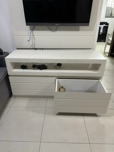Rack e painel branco