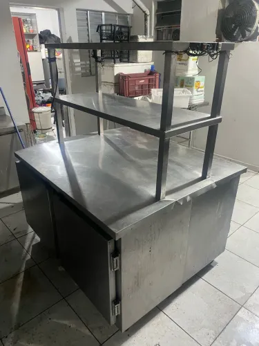 MESA COM GELADEIRA EMBUTIDA- ESTAÇÃO DE 02 ANDARES 220V
