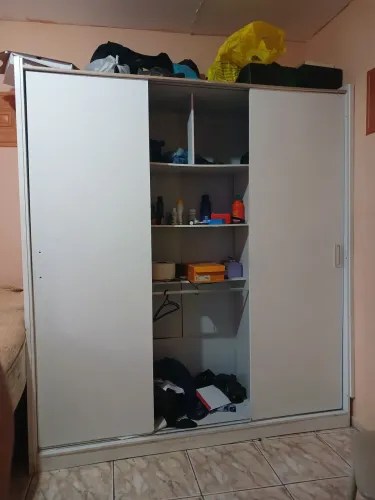 TROCO GUARDA ROUPA POR GELADEIRA OU TV, SE NÃO VENDO POR 300 REAIS. ACEITO PROPOSTAS 