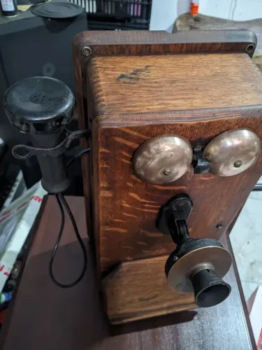 Telefone antigo de parede dos anos de 1910