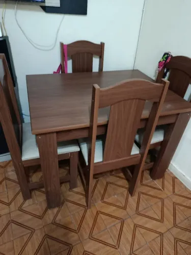 Mesa com 4 cadeiras 