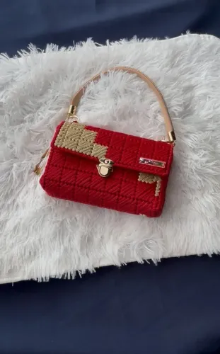 Bolsa vermelha feito a mão