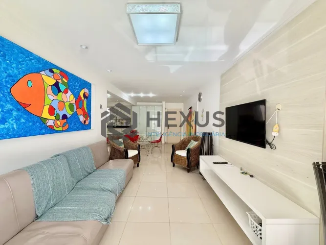 Apartamento reformado com varanda e lazer a 150m da praia na Enseada, Guarujá