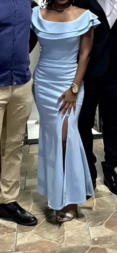 Vestido festa azul com fenda