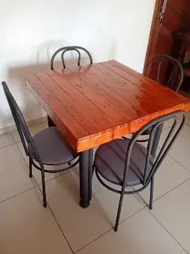 Mesa rústica de madeira com pés de ferro 