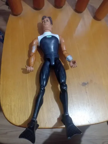 boneco articulado Max Steel de 30 cm da Mattel.