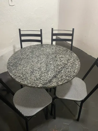 Vendo mesa de granito com 4 cadeiras