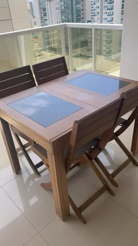 Mesa de madeira com 4 cadeiras