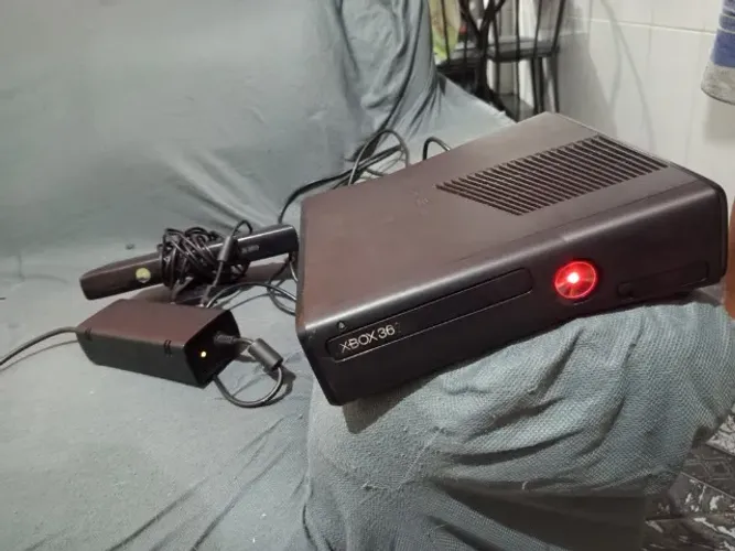 Xbox 360 (Deu Luz Vermelha) + Fonte e Kinect